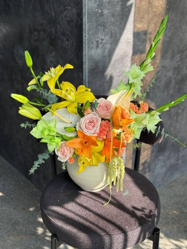 کوزه گل با گلهای ترکیبی رنگارنگ