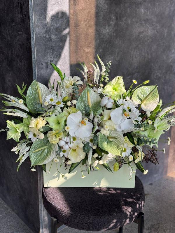 باکس گل تم سبز و سفید با تزئینات ویژه