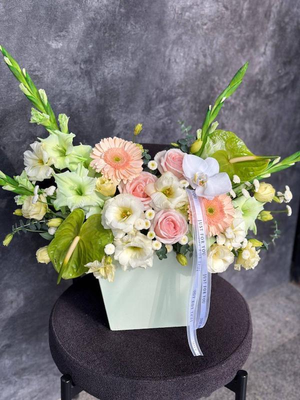 باکس گل ترکیبی با گلهای ژربرا،لیسین توس و انتریوم