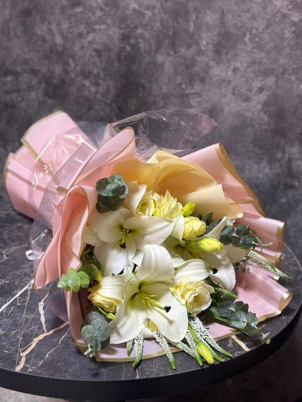 دسته گل لیلیوم اورینتال با کاغذآرایی