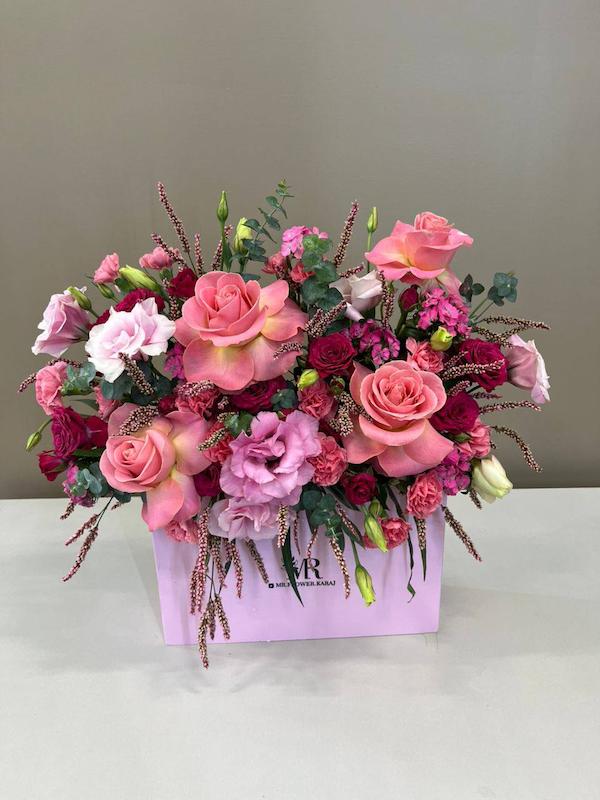 باکس گل رنگارنگ با گلهای رز و میخک