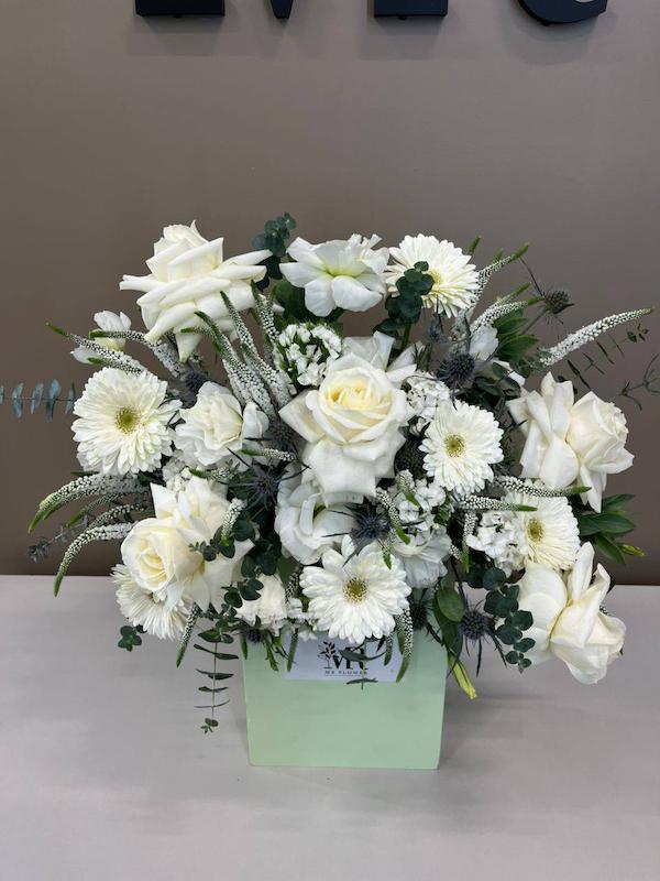 باکس گل تم سفید با تزئینات ویژه