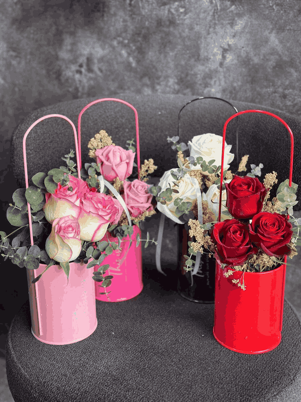 باکس گل اقتصادی رز با تزئینات برگ اکالیپتوس| موجود در رنگبندی 