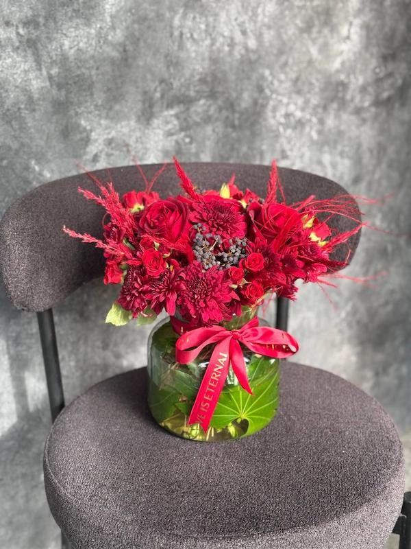 دسته گل (جارگل) به همراه گلدان تم قرمز