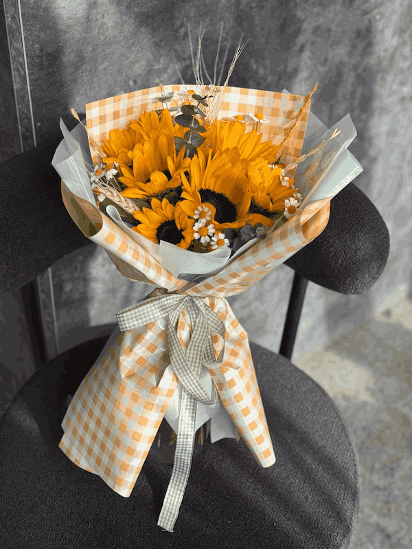 دسته گل آفتابگردان با دیزاین پینترستی