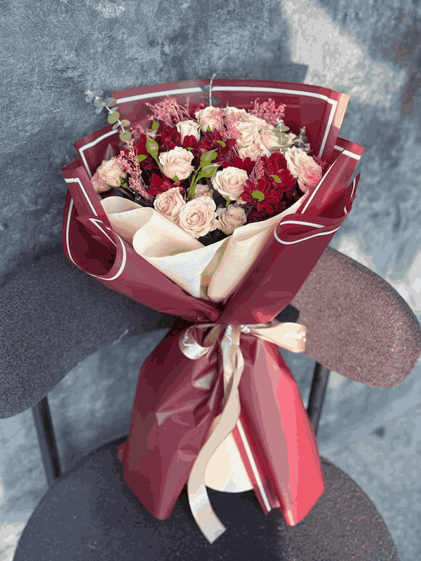 دسته گل رز مینیاتوری با کاغذ آرایی و تزئینات