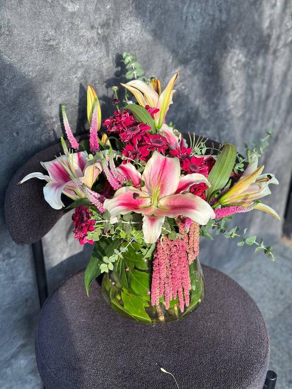 جارگل "روز زن" با گلهای لیلیوم و آمارانتوس و تزئینات