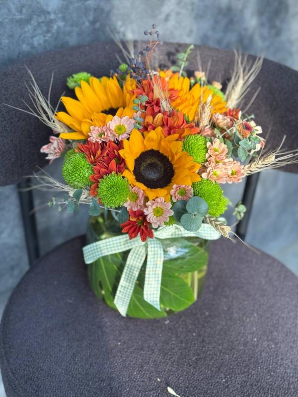 دسته گل با گلدان (جارگل) آفتابگردان و تزئینات 