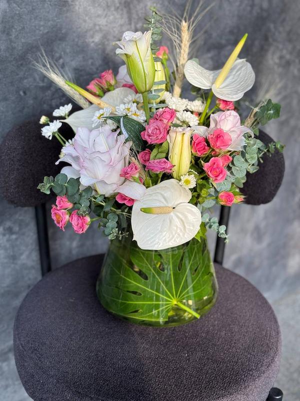 دسته گل ترکیبی با گلهای خاص به همراه گلدان (جارگل)