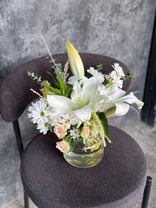 دسته گل با گلدان (جارگل) گلهای لیلیوم و رز