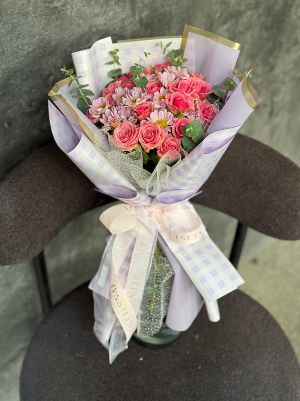 دسته گل رز مینیاتوری با تزئینات پینترستی