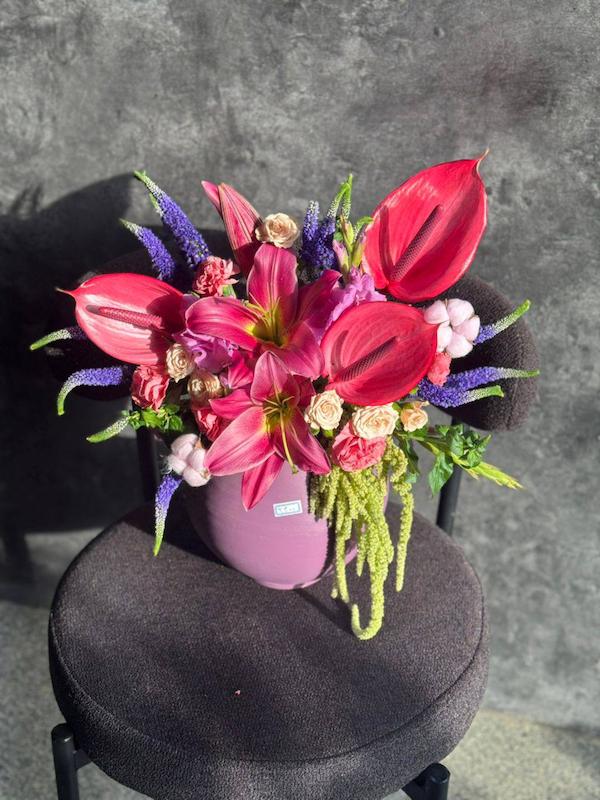 کوزه گل آنتریوم با رنگهای شاد