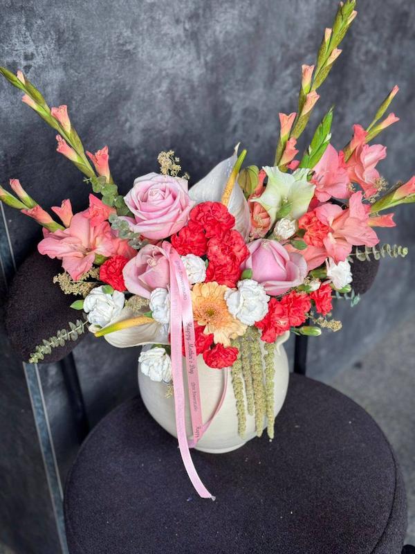 کوزه گل رنگارنگ با گلهای رز و گلایل و آنتریوم 