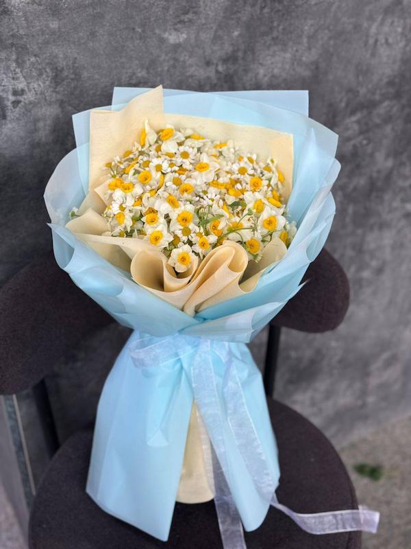 دسته گل نرگس با کاغذآرایی پاستلی