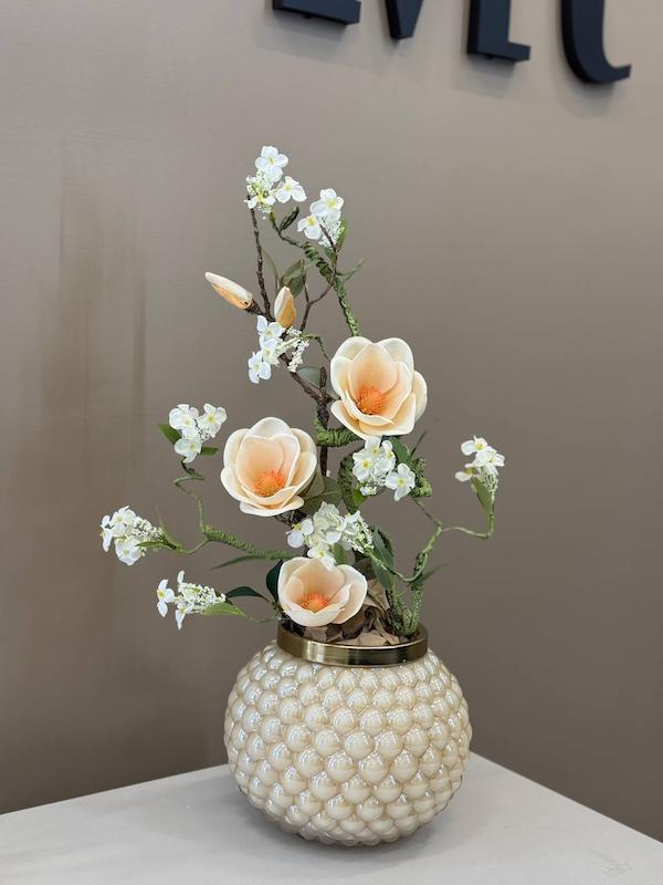 گلدان با گلهای مصنوعی ریشه شکوفه و مگنولیا