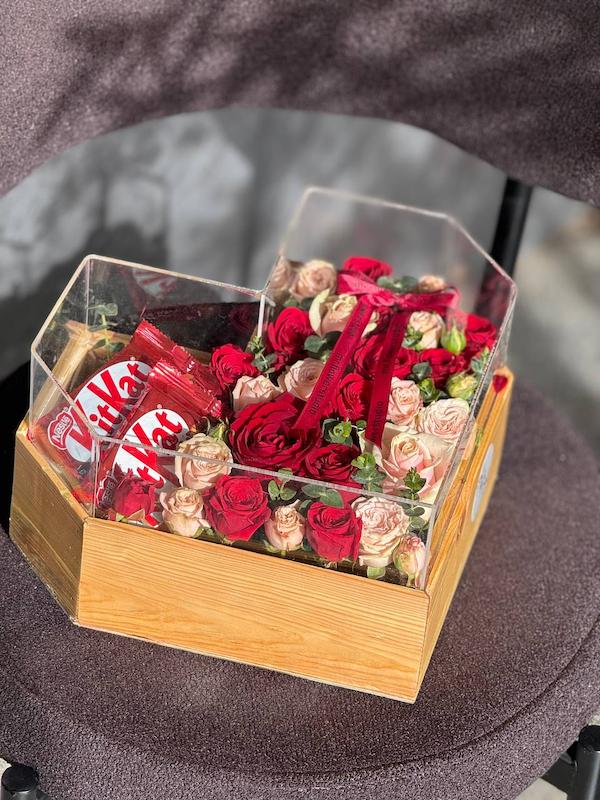 کادو ولنتاین خاص و شیک - باکس پلکسی رز و شکلات