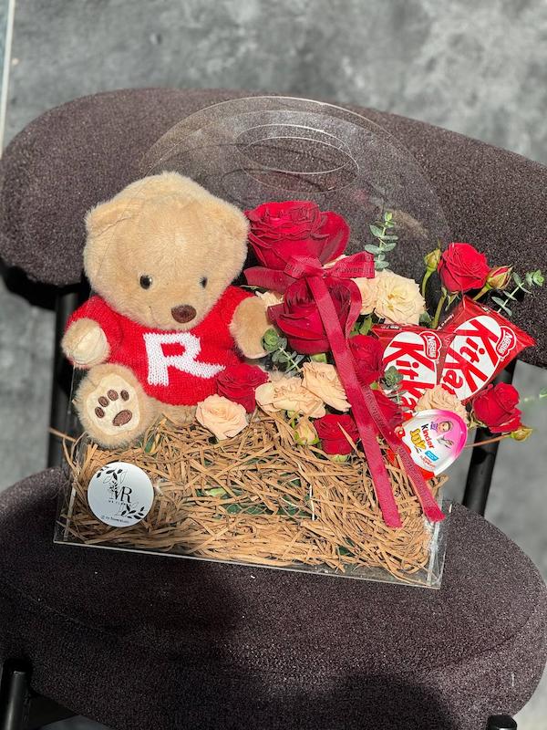 باکس گل ولنتاین - شامل گل رز،شکلات و عروسک