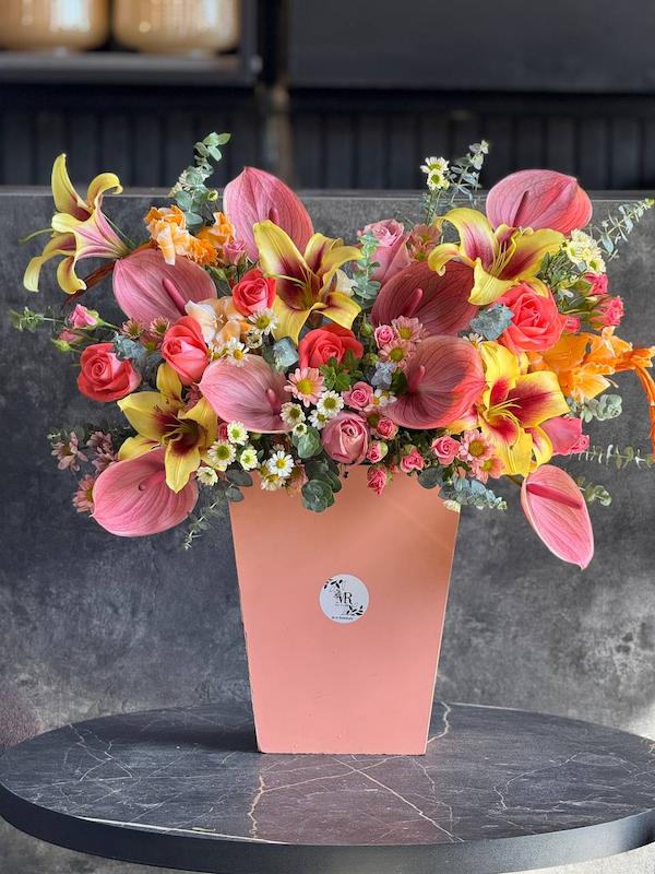 باکس گل ترکیبی تم گلبهی -صورتی