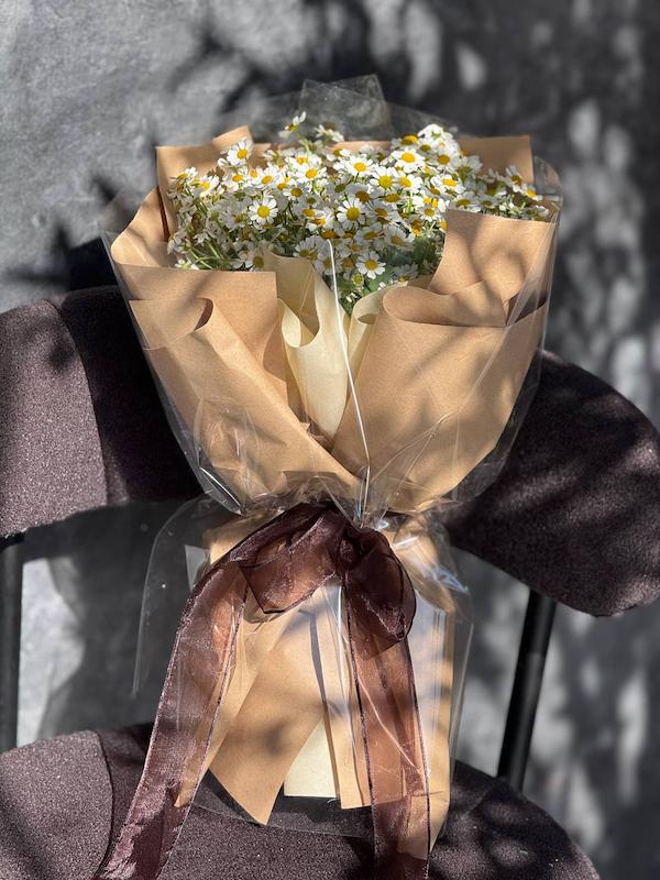 دسته گل بابونه با کاغذآرایی کرم قهوه ای