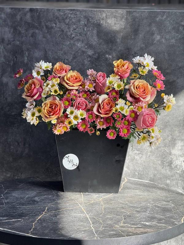 باکس گل مشکی با گلهای رنگارنگ