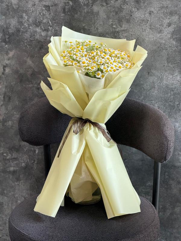 دسته گل بابونه با کاغد آرایی شیک