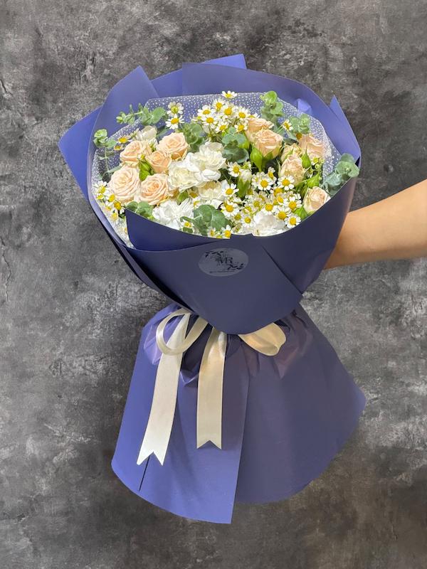 دسته گل رز و بابونه 