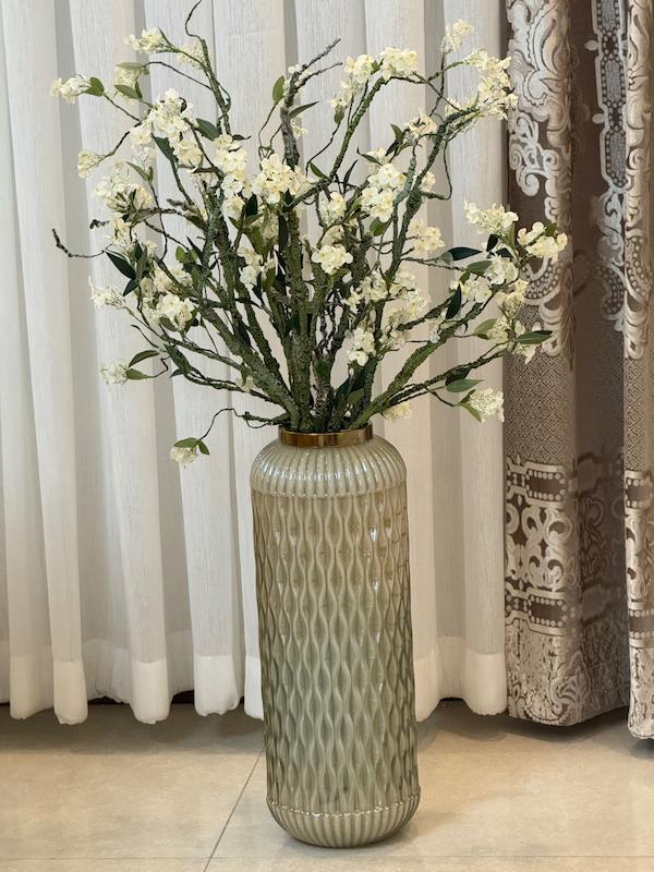 گلدان دکوری با گل ریشه شکوفه