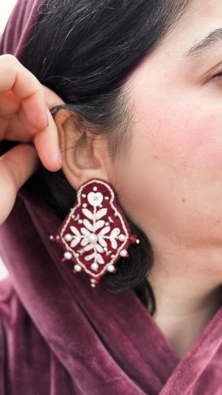 گوشواره دستساز عشق گلدوزی و جواهردوزی شده 