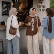 نمای جلو تیشرت صبورا طرح درخت زندگی روی مدل