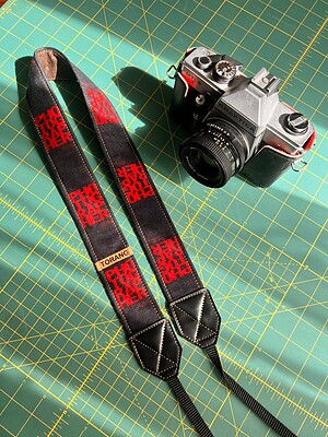 بند دوربین فوتوگرافر قرمز - مشکی ترنگ
