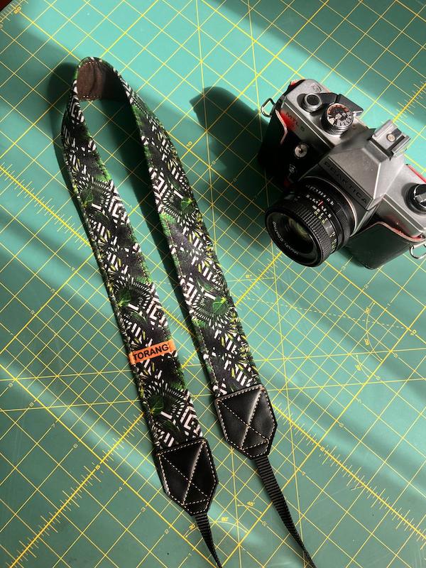 بند دوربین ترنگ طرح برگ انجیری لندن