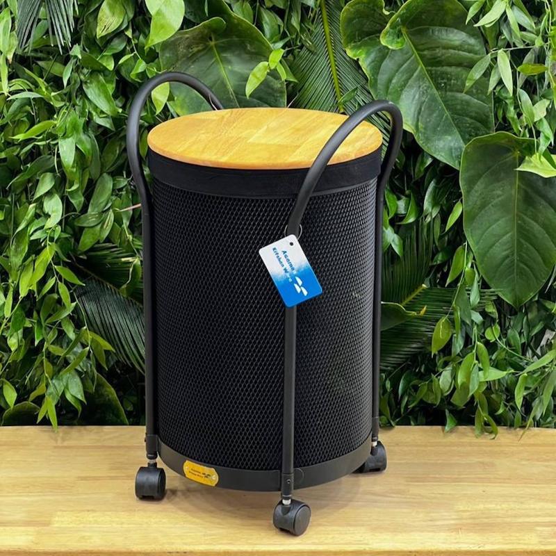 سبد لباس چرخ‌دار گرد با درب چوبی | نظم‌دهنده لباس و رخت‌آویز