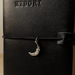 آویز، آویز دفتر، آویز استیل، آویز فلزی، اویز، آویز دفتر چرمی، آویز ژورنال