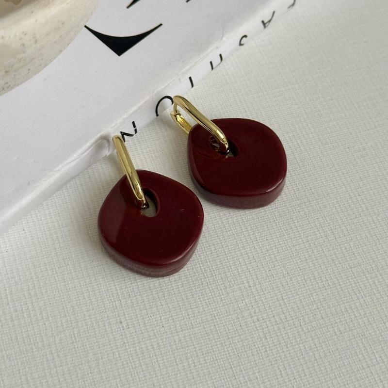 گوشواره زرشکی