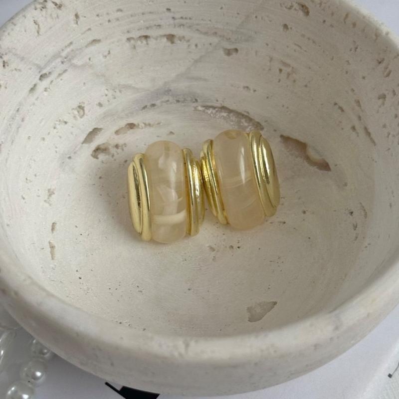 گوشواره میخی شیری طلایی