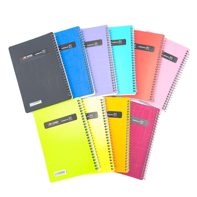 دفتر یادداشت 80 برگ جلد رنگی سایز 1.8 مدل استریپ اسپادانا فنر بغل