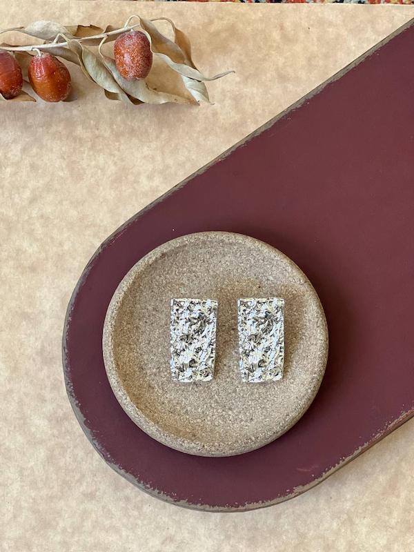 گوشواره مستطیل طرح ورق طلا موجود در رنگ نقره ای 