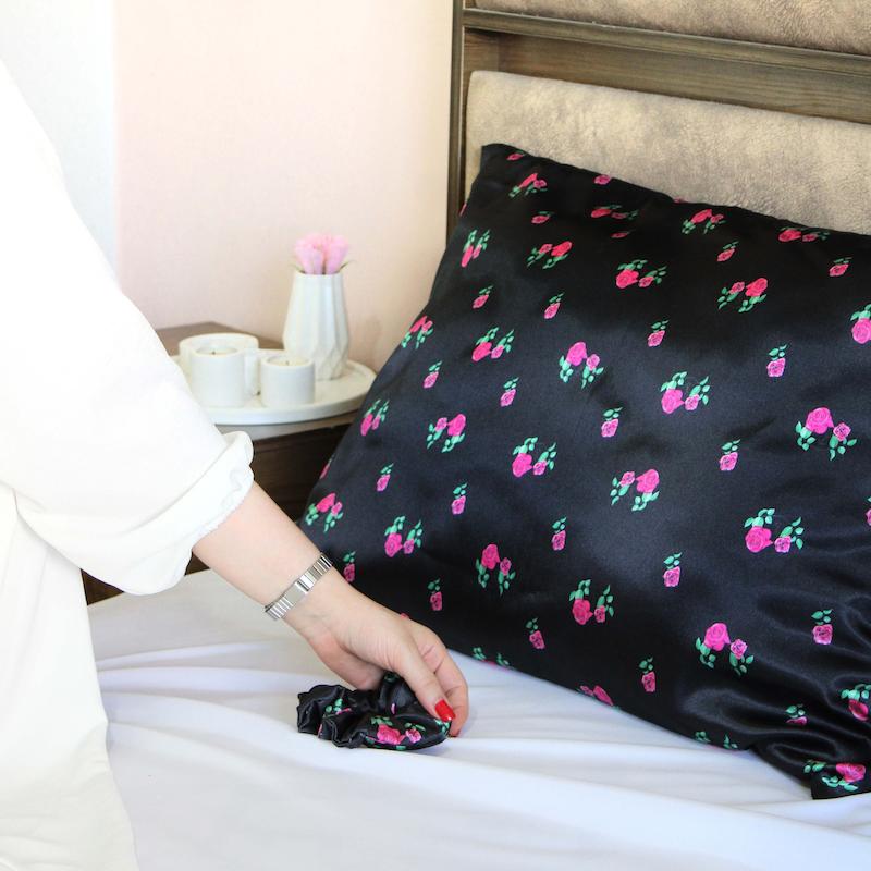 روبالشی مشکی گلدار