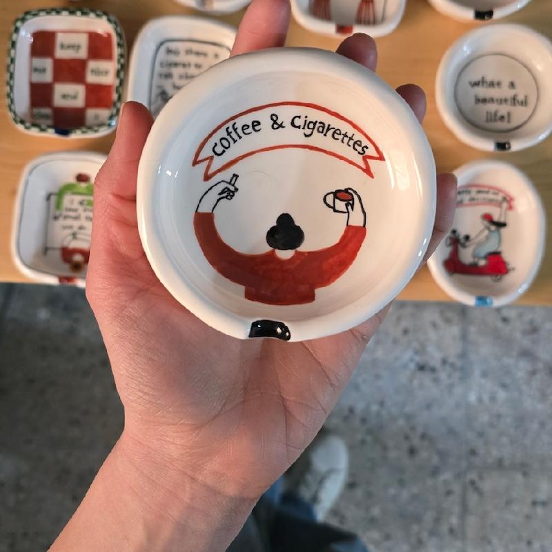 زیرسیگاری قهوه و سیگار-زبان اصلی