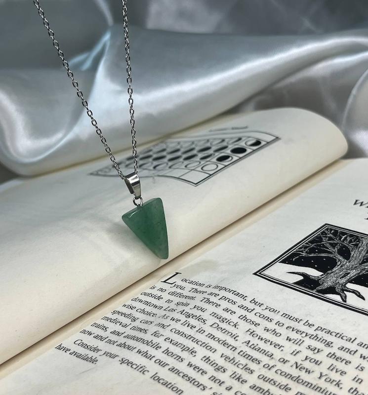 گردنبند مدل سه‌ضلعی سنگ