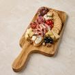 تخته سرو چوبی دورو وندا نولاکس با چیدمان فینگرفود پنیر کالباس و مزه