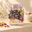 نمک حمام گیاهی نولاکس در بسته‌بندی شفاف روی سنگ طبیعی