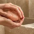نحوه استفاده از صابون نمکی نولاکس در شست‌وشوی دست