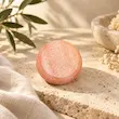 صابون نمکی نولاکس روی سنگ تراورتن در چیدمان مینیمال