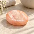 سنگ نمک ماساژ نولاکس روی سنگ تراورتن با بافت طبیعی