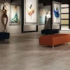 پارکت لمینت بیتلز کد 2451 با طرح بتن طوسی نصب شده در کف یک گالری هنری مدرن