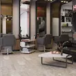 پارکت لمینت بیتلز کد 2161 با طرح مدرن طوسی روشن، نصب شده در کف یک آرایشگاه شیک و امروزی