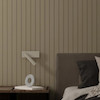 دکوراسیون مینیمال اتاق خواب با پنل سه بعدی یشیل پروفیل سری نکسا مدل S2404 به رنگ خاکی مات با عرض ۸ سانتی متر نصب شده پشت تخت خواب.