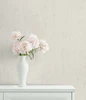 مای کاغذ دیواری پتینه استخوانی روشن اتم 2 کد 14003 در پشت کنسول سفید و گلدان گل صدتومانی