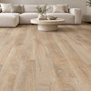 کاتالوگ پارکت لمینت ایزوفام ولنته امباس شیاردار کد V-7335 طرح بلوط پاییزی Harvest Oak با رنگ عسلی کرم گرم در دکوراسیون سالن پذیرایی مدرن